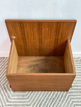 Load image into Gallery viewer, Vintage Hidden Vanity Storage Bench
